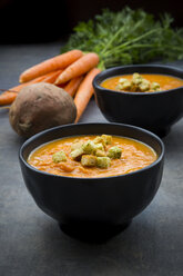 Schüssel Süßkartoffel-Karotten-Suppe mit Croutons - LVF06693