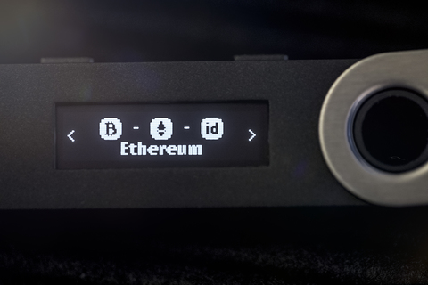 Eine digitale Hardware-Wallet zum Speichern von Bitcoin, Ethereum und anderen Kryptowährungen, USB-Stick, lizenzfreies Stockfoto