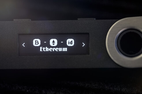 Eine digitale Hardware-Wallet zum Speichern von Bitcoin, Ethereum und anderen Kryptowährungen, USB-Stick - MMAF00288