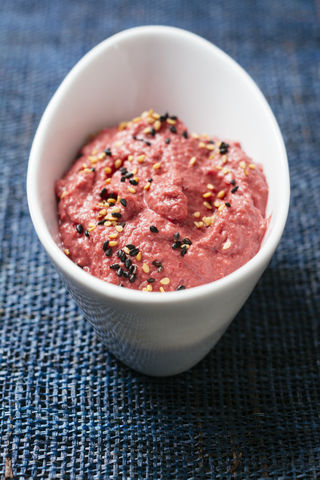 Hausgemachter Rote-Bete-Hummus, lizenzfreies Stockfoto