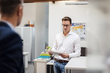 Junger Geschäftsmann benutzt Tablet im Büro - DIGF03314