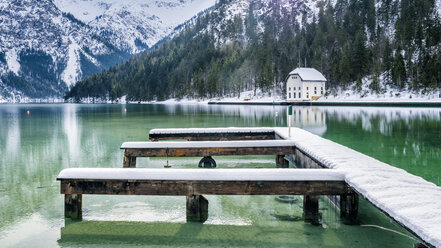 Austria, Tyrol, Ammergau Alps, Lake Plansee in winter, mooring area - STSF01458