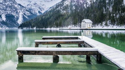 Österreich, Tirol, Ammergauer Alpen, Plansee im Winter, Anlegestelle - STSF01458