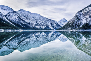 Austria, Tyrol, Ammergau Alps, Lake Plansee in winter - STSF01459