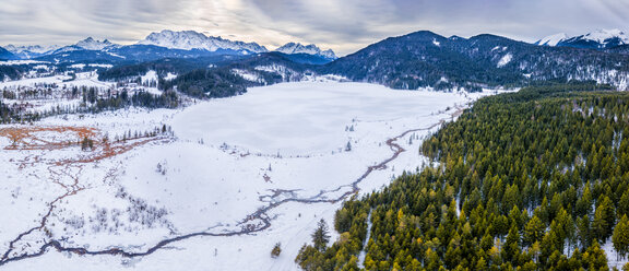 Germany, Bavaria, Upper Bavaria, Lake Barmsee in winter - STSF01460
