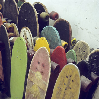 Reihen von gebrauchten Skateboards, die an einer Wand lehnen - FSIF00375