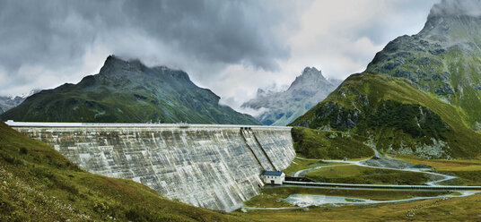 Ein Staudamm in den Bergen von Tirol, Österreich - FSIF00380