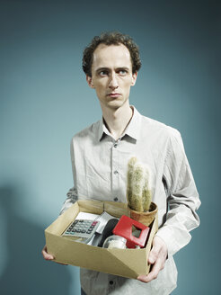 Ein Mann, der eine Schachtel mit Besitztümern trägt, nachdem er entlassen wurde - FSIF00405