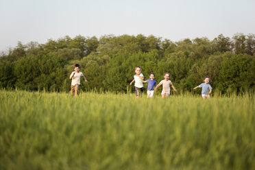 Children running in a field - FSIF00452