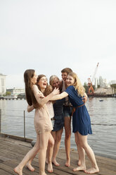 Fünf Freundinnen umarmen sich und lachen, Spree Rive, Berlin, Deutschland - FSIF00478