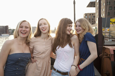 Vier Freundinnen stehen nebeneinander, Spree, Berlin, Deutschland - FSIF00481