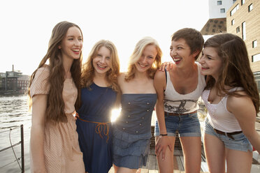 Fünf junge Frauen stehen auf einem Steg an der Spree, Berlin, Deutschland - FSIF00484