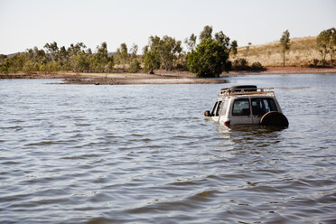 Ein 4x4 fährt durch tiefes Wasser - FSIF00511