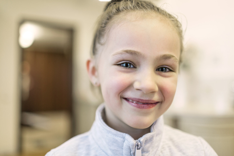 Porträt eines lächelnden Mädchens, lizenzfreies Stockfoto