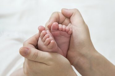 Mother holding daughter's feet - FSIF00562