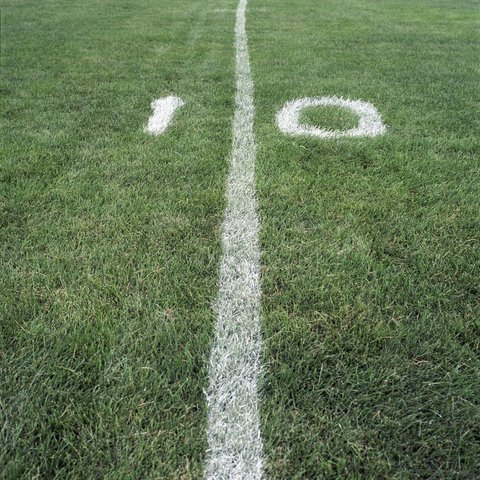 Die Zehn-Yard-Linie auf einem American-Football-Feld, lizenzfreies Stockfoto