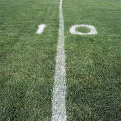 Die Zehn-Yard-Linie auf einem American-Football-Feld - FSIF00573