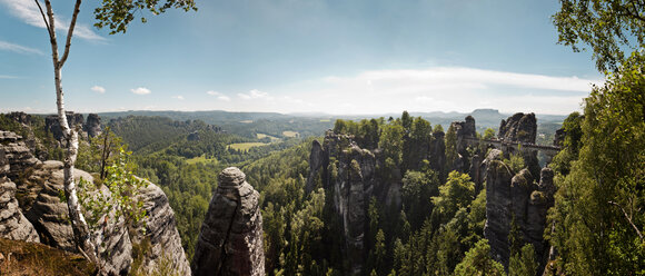 Die Basteibrücke und das Elbsandsteingebirge, Bastei, Sachsen, Deutschland - FSIF00600