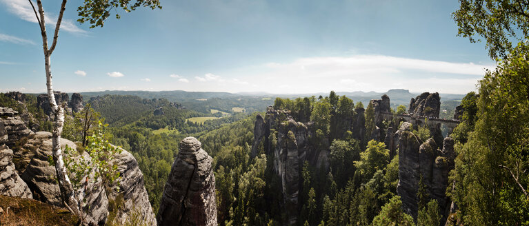 Die Basteibrücke und das Elbsandsteingebirge, Bastei, Sachsen, Deutschland - FSIF00600