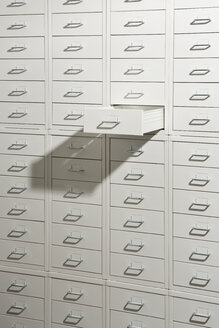 Ein weißer Schubladenschrank mit einer offenen Schublade - FSIF00660