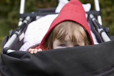 Porträt eines im Kinderwagen sitzenden kleinen Mädchens - FSIF00675