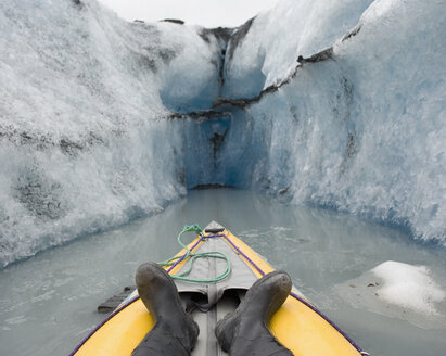 Kajakfahren zwischen den Kanalwänden des Valdez-Gletschers, Alaska, USA - FSIF00686