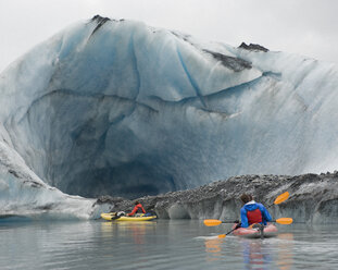 Kajakfahren neben der Eishöhle am Valdez-Gletscher, Alaska, USA - FSIF00687