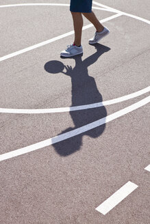 Mann spielt Basketball, niedriger Ausschnitt - FSIF00719