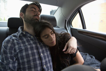 Junges Paar entspannt sich im Auto - FSIF00730