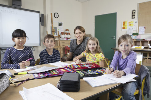 Lehrerin mit Schülern im Klassenzimmer, Porträt - FSIF00735