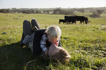 Mutter mit kleinem Jungen im Gras liegend - FSIF00750