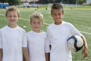 Portrait of boys with football - FSIF00782