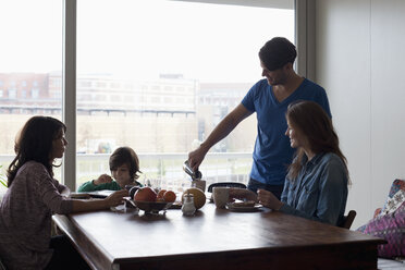 Familie beim Frühstück am Esstisch - FSIF00794