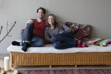 Couple lying on sofa, portrait - FSIF00798