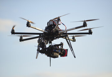 Drohne mit Kamera gegen den Himmel - FSIF00813