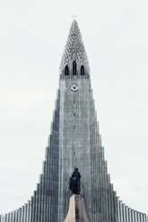 Niedriger Blickwinkel auf die Hallgrimur-Kirche bei klarem Himmel - FSIF00824