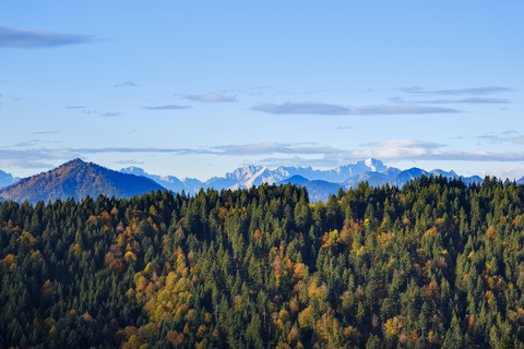 Deutschland, Bayern, Oberbayern, Isarwinkel, Blick vom Heiglkopf bei Wackersberg, Zugspitze im Wettersteingebirge, lizenzfreies Stockfoto