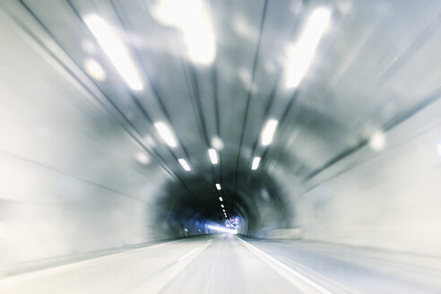 Unscharfe Bewegung des beleuchteten Tunnels - FSIF00998