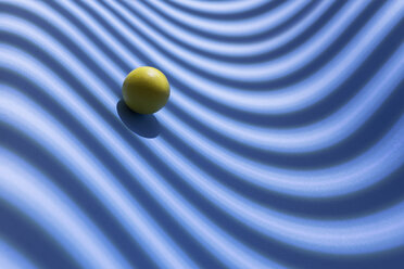 Yellow sphere over a geometric blue background, 3D Rendering - DRBF00042