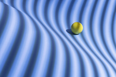 Gelbe Kugel über einem geometrischen blauen Hintergrund, 3D-Rendering - DRBF00043