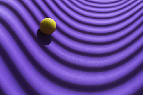 Gelbe Kugel über einem geometrischen lila Hintergrund, 3D-Rendering - DRBF00045