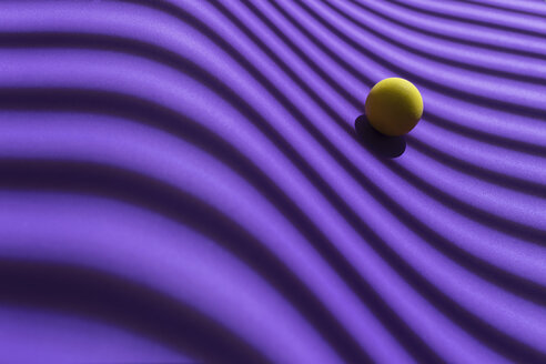 Gelbe Kugel über einem geometrischen lila Hintergrund, 3D-Rendering - DRBF00046