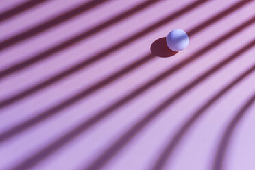Weiße Kugel über einem geometrischen rosa Hintergrund, 3D-Rendering - DRBF00047