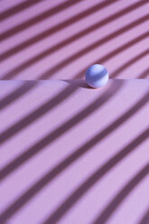 White sphere over a geometric pink background, 3D Rendering - DRBF00048