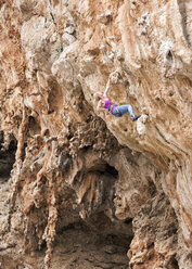 Griechenland, Kalymnos, Frau klettert in Felswand - ALRF00901