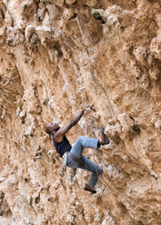 Griechenland, Kalymnos, Kletterer in Felswand - ALRF00905