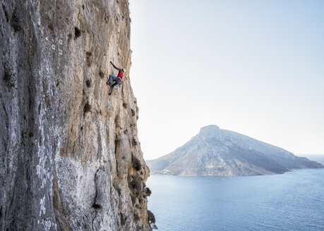 Griechenland, Kalymnos, Kletterer in Felswand über dem Meer - ALRF00909