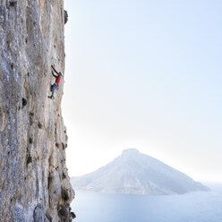 Greece, Kalymnos, climber in rock wall above the sea - ALRF00910