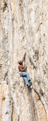 Griechenland, Kalymnos, Kletterer in Felswand - ALRF00911