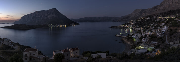 Griechenland, Kalymnos, Küstenstadt bei Nacht - ALRF00918